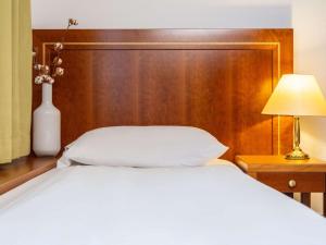 A bed or beds in a room at Hotel Mercure Wien Westbahnhof