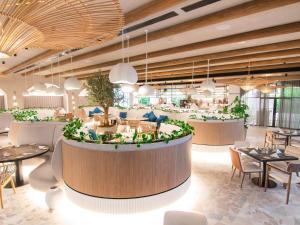 Um restaurante ou outro lugar para comer em Ibis World Trade Centre
