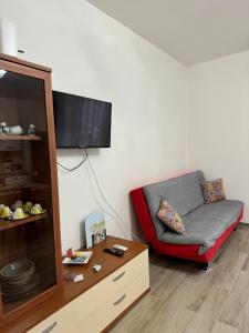 Televízia a/alebo spoločenská miestnosť v ubytovaní Appartamenti Scilla e Cariddi Giardini Naxos