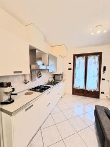 Kuchyň nebo kuchyňský kout v ubytování Sea Home - Pinarella