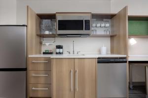 Home2 Suites By Hilton Clermont的厨房或小厨房