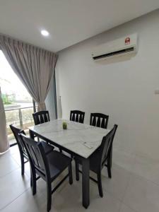 a dining room with a table and chairs at Kuching Gala City Apartment in Kuching +28 photos