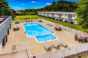 Bazén v ubytování Quality Inn Oneonta Cooperstown Area nebo v jeho okolí