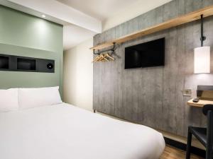 ibis budget Manchester Airport T2客房内的一张或多张床位
