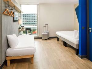 ibis budget Manchester Airport T2客房内的一张或多张床位