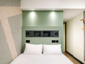 ibis budget Manchester Airport T2客房内的一张或多张床位