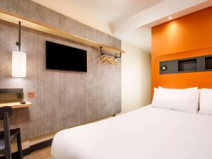 ibis budget Manchester Airport T2的电视和/或娱乐中心