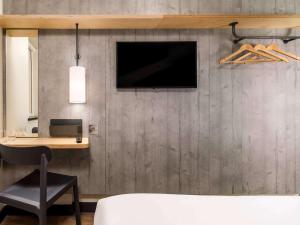 ibis budget Manchester Airport T2的电视和/或娱乐中心
