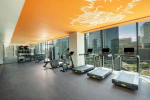 Canopy By Hilton Osaka Umeda的健身中心和/或健身设施