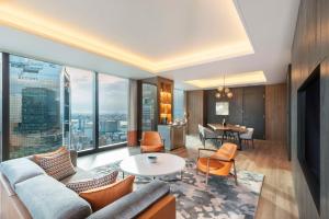 Canopy By Hilton Osaka Umeda的休息区
