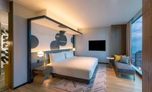 Canopy By Hilton Osaka Umeda客房内的一张或多张床位