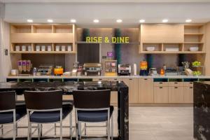 Home2 Suites By Hilton Thunder Bay的厨房或小厨房