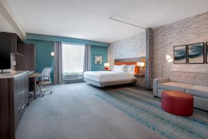 桑德贝Home2 Suites By Hilton Thunder Bay的配有床和沙发的酒店房间