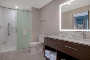 Home2 Suites By Hilton Thunder Bay的一间浴室