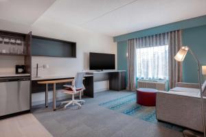Home2 Suites By Hilton Thunder Bay的电视和/或娱乐中心