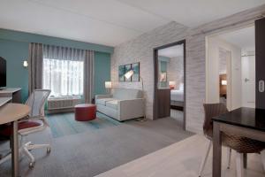 Home2 Suites By Hilton Thunder Bay客房内的一张或多张床位