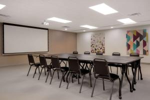 Home2 Suites By Hilton Thunder Bay商务区和/或会议室