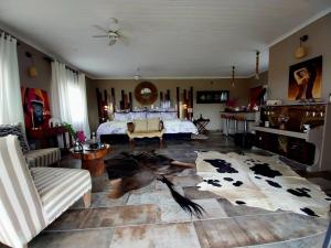 hippomoon lodge game reserve客房内的一张或多张床位