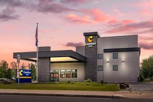 a building with a csun sign on it at Comfort Inn Fairbanks in Fairbanks