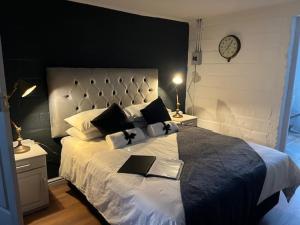 1 dormitorio con 1 cama grande y 2 libros. en Rushmere Cottage, en Sedgefield