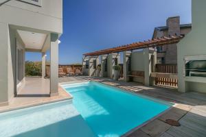 una piscina en el patio trasero de una casa en Pezula Fairlead Luxury, en Knysna