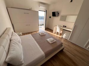 a bedroom with a bed with two towels on it at B&b Il Poggio Eccelso in Ogliastro Cilento