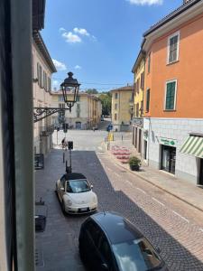 een auto met een camera bovenop een straat bij Accademia Paradise in Bergamo