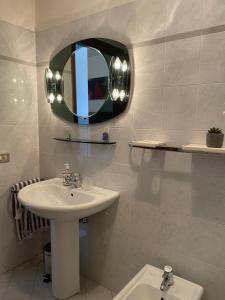 een badkamer met een wastafel en een spiegel bij Accademia Paradise in Bergamo +30 foto's