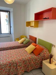 twee bedden naast elkaar in een kamer bij Accademia Paradise in Bergamo