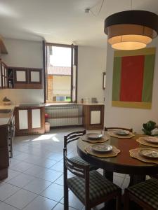 een keuken met een tafel en stoelen in een kamer bij Accademia Paradise in Bergamo
