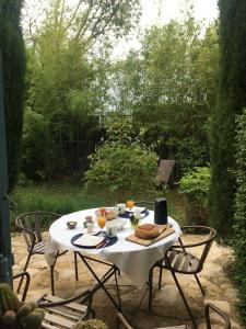 einen Tisch mit Essen auf der Terrasse in der Unterkunft B&B Chambre de Julie Le Jardin in Vaison-la-Romaine