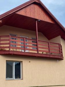 VîlceleにあるCasa Loraの家の側面バルコニー