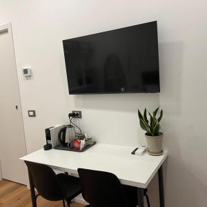 Příslušenství pro přípravu čaje a kávy v ubytování Sunrise Rooms