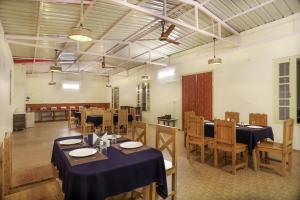 Blossom Hideaway Kausani餐厅或其他用餐的地方