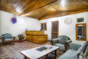 Blossom Hideaway Kausani的休息区