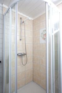 Ένα μπάνιο στο Cozy guesthouse in quiet area of central Leknes