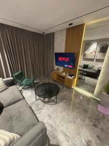 Studio lumineux et cosy的电视和/或娱乐中心