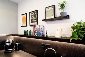 Příslušenství pro přípravu čaje a kávy v ubytování Gold Garden Terrace Apartment