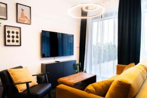 TV a/nebo společenská místnost v ubytování Gold Garden Terrace Apartment