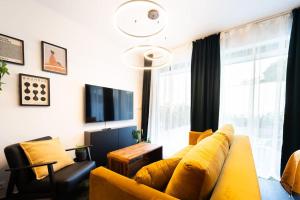 TV a/nebo společenská místnost v ubytování Gold Garden Terrace Apartment