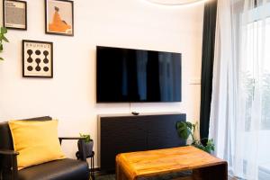 TV a/nebo společenská místnost v ubytování Gold Garden Terrace Apartment