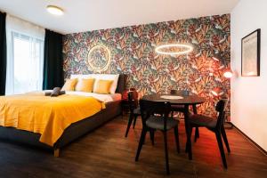 Postel nebo postele na pokoji v ubytování Gold Garden Terrace Apartment