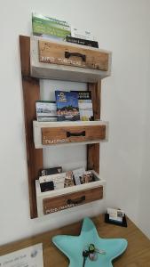 een boekenplank met boeken aan de muur bij Conca del Sole in Rapallo