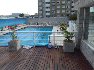 una piscina con 2 macetas en una terraza en Temporario en Villa Sol en Córdoba