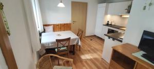 a small kitchen with a white table in a room at Ferienwohnung Elisabeth Laimer in Bad Goisern