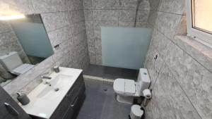 Ένα μπάνιο στο George modern flat near Airport-Expo-Sea +16 φωτογραφίες