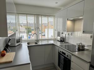 Nhà bếp/bếp nhỏ tại Russell Street- Studio Apartment