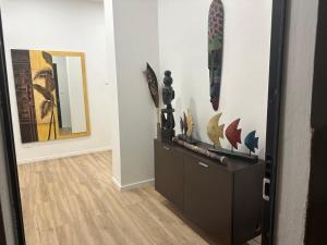 een kamer met een plank met wat kunst aan de muur bij Concerti, Stadio e Aeroporto Bologna in Bologna
