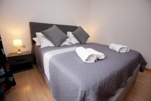 ein Schlafzimmer mit einem Bett mit Handtüchern darauf in der Unterkunft G&G apartments in Zadar