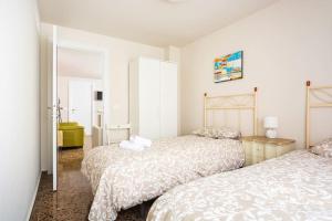 een slaapkamer met twee bedden en een spiegel bij Prudencio 36 in Zaragoza